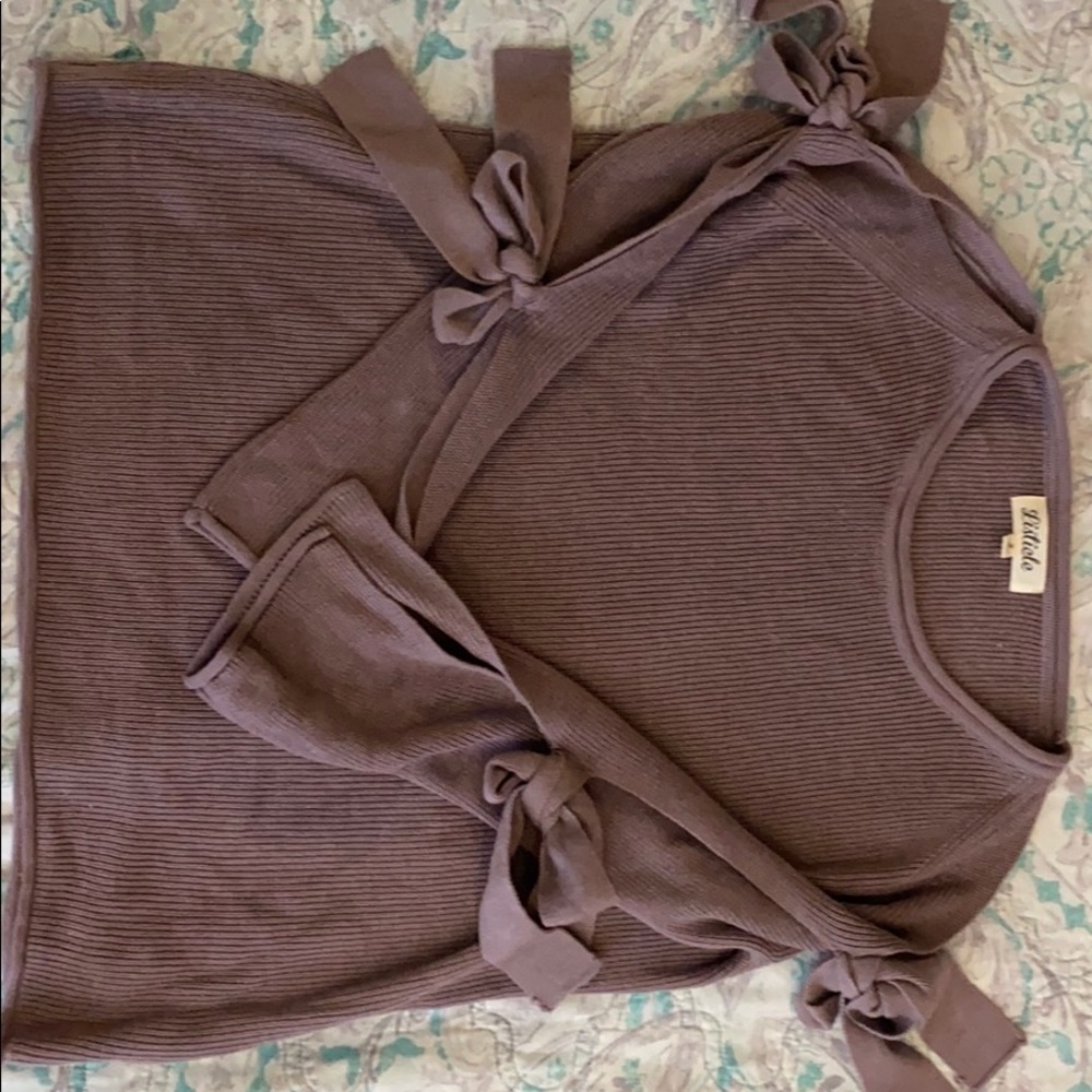 Open tie sleeve sweater